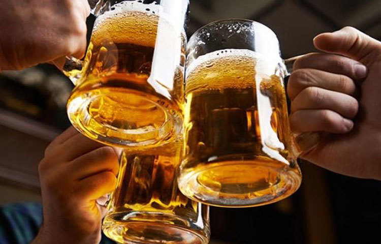 অতিরিক্ত মদ্য পান: অ্যালকোহলে যে বিষ থাকে তা শুধু লিভারই ক্ষতি করে না এটা কিডনির ক্ষতি করে থাকে। ফলে কিডনি ধীরে ধীরে ক্ষতিগ্রস্ত হয়। তাই কিডনি রোগ থেকে বাঁচতে অ্যালকোহলমুক্ত পানীয় পান করা উচিত।