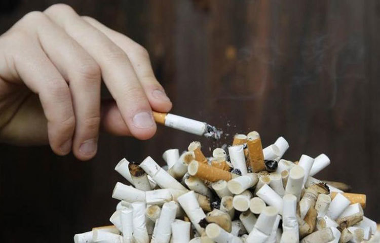 ধূমপানে আসক্তি: ধূমপানও কিডনি নষ্টের বড় একটি কারণ। যুক্তরাষ্ট্রের রোগ নিয়ন্ত্রণ ও প্রতিরোধ কেন্দ্রের অভিমত অনুসারে ধূমপান কিডনিসহ শরীরে সব অঙ্গের জন্যই ক্ষতিকর। এ ছাড়া বিভিন্ন গবেষণাতেই ধূমপানের সঙ্গে কিডনি রোগের সম্পর্ক আছে।