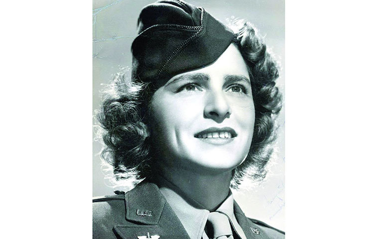 মার্গারেট ব্রুক হোয়াইট: তিনি যুদ্ধ সাংবাদিক। পৃথিবীর ইতিহাসে প্রথম যুদ্ধের খবর সংগ্রহকারী নারী মার্গারেট ব্রুক হোয়াইট। তার সাহসিকতা প্রকাশের আগে ঝুঁকিপূর্ণ সংবাদ সংগ্রহে কেবল পুরুষদেরই যোগ্য মনে করা হতো। কিন্তু হোয়াইট মানুষের সেই বদ্ধমূল ধারণা গুঁড়িয়ে দেন। তিনিই ছিলেন প্রথম বিদেশি ফটোগ্রাফার, যাকে সোভিয়েত ইউনিয়নের ভিতরকার ছবি তোলার অনুমতি দেওয়া হয়েছিল।