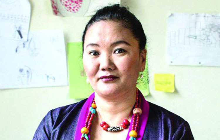 লাখপা শেরপা: তিনি এভারেস্টকন্যা নামে পরিচিত। এভারেস্টজয়ী অন্যান্য নারীর চেয়ে লাখপা শেরপা এগিয়ে। এ পর্যন্ত তিনি সাতবার মাউন্ট এভারেস্টকে জয় করেছেন। বিশ্বের আর কোনো নারী এতবার এভারেস্টের চূড়ায় নিজের পদচিহ্ন রাখতে পারেননি। তিনি প্রথম নেপালি নারী হিসেবে ২০০০ সালে প্রথম এভারেস্টের চূড়ায় ওঠেন এবং সফলতার সঙ্গে নেমে আসেন।