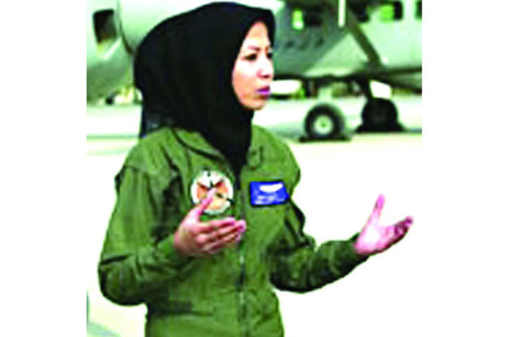 সাফিয়া ফিরোজি: তিনি খ্যাতিমান পাইলট। আফগানিস্তানে বাড়ি তার। শৈশবে তিনি ছিলেন শরণার্থী, এখন পাইলট। তালেবানদের বিরুদ্ধে লড়াইয়ে তারা গুরুত্বপূর্ণ ভূমিকা রাখছেন। ফিরোজি চালান সি-২০৮ বিমান।