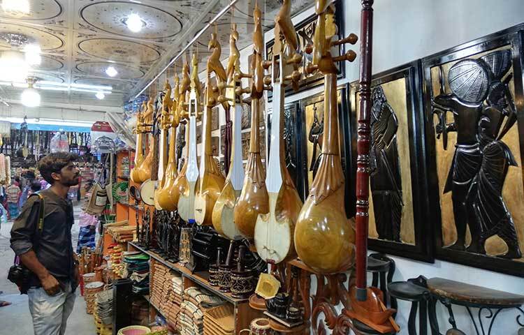 লালন শাহের স্মরণোৎসব উপলক্ষে বিভিন্ন বাদ্যযন্ত্রের প্রদর্শনী চলছে। ছবি: মাহবুব আলম