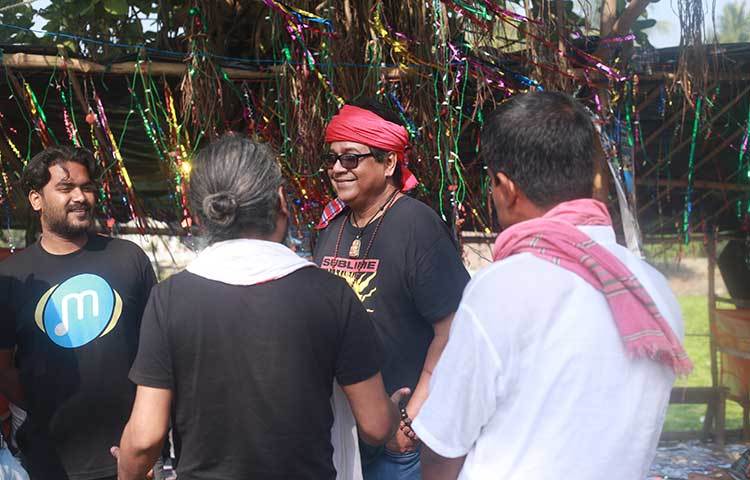 লালন স্মরণোৎসবে এসেছে জনপ্রিয় ব্যান্ডসংগীতশিল্পী মাকসুদ। ছবি: মাহবুব আলম