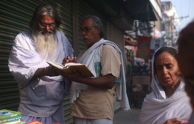 লালনের বাণী পাঠ করছেন দুই লালন অনুসারী। ছবি: মাহবুব আলম