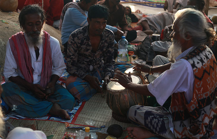 চলছে লালনসংগীত পরিবেশনা। ছবি: মাহবুব আলম