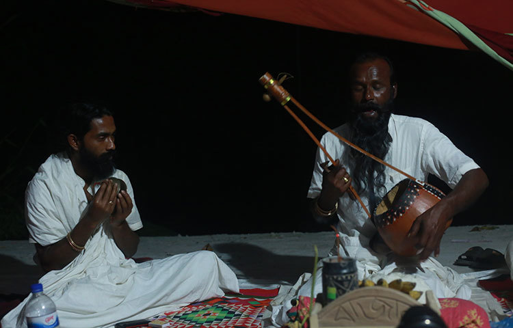 লালন শাহের গানে ডুবে আছেন লালন অনুসারীরা। ছবি: মাহবুব আলম