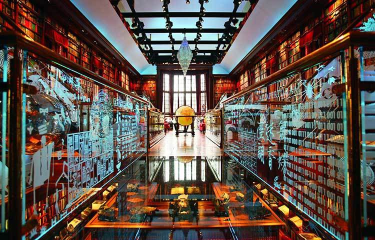 ব্যক্তিগত এই লাইব্রেরির মালিকের নাম কানেকটিকাটে জে ওয়াকার। তার নিজের বাড়িতে ৩৬০০ বর্গফুট জায়গা নিয়ে এই লাইব্রেরি গড়ে তুলেছেন। এতে কয়েক স্তরে তাকে রাখা আছে ৩০ হাজার বই। সেই সঙ্গে এখানে আছে মানচিত্র, চার্ট এবং শিল্পকর্মসহ অনেক দুর্লভ সামগ্রী।