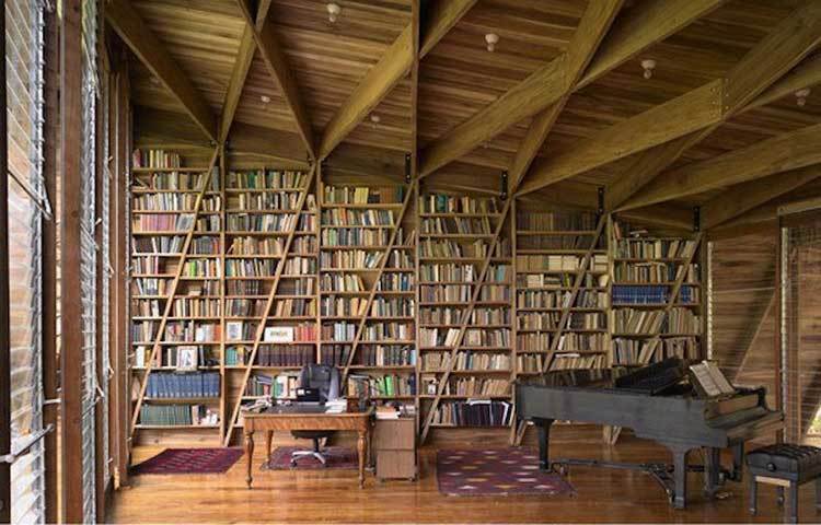 এই লাইব্রেরিটি কোস্টারিকার আর্কিটেক্ট জিয়ানি বোটসফোর্ডের ডিজাইনে নির্মাণ করা হয়েছে। এটি মূল বাড়ির ঠিক বাইরেই অবস্থিত।