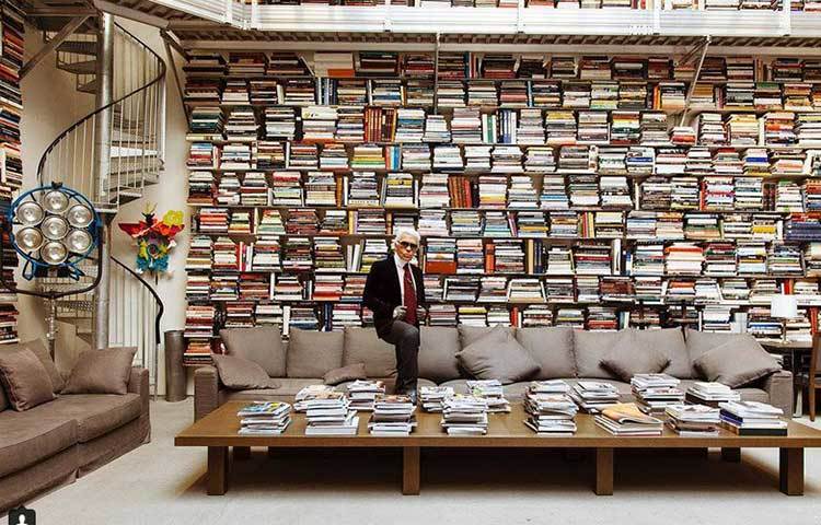 এই ব্যক্তিগত লাইব্রেটির মালিক বিখ্যাত ফ্যাশন ডিজাইনার কার্ল ল্যাগারফেল্ড। প্যারিসে নিজ বাড়িতে এই লাইব্রেটি গড়ে তুলেছেন।