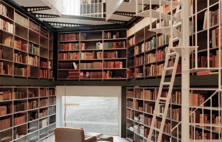 সুন্দর এই লাইব্রেরিটি সুইজারল্যান্ডের জুরিখে নিজ বাড়িতে তৈরি করেছেন আর্কিটেক্ট ফার্ম ইলাইয়ের এক ডিজাইনার।