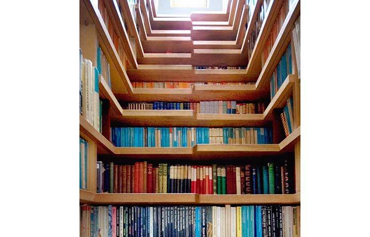 ব্যক্তিগত এই লাইব্রেরিটি লন্ডনে অবস্থিত। এই লাইব্রেরির কাঠের তাকে থরে থরে সাজানো অনেক মূল্যবান বই।