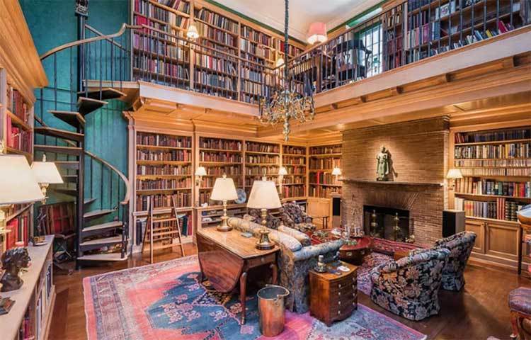 ম্যানহাটানের ১৮ মিলিয়ন ডলার মূল্যের টাউনহাইজের মধ্যে এই লাইব্রেরি। ১৯৩০ সালে এই লাইব্রেরিটি গড়ে তোলা হয়।