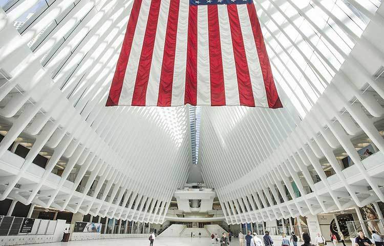 আমেরিকার নিউইয়র্কের নতুন ওয়ার্ল্ড ট্রেড সেন্টারের ভেতরের অংশ। এটি ডিজাইন করেছেন স্পেনিশ স্থপতি সান্তিয়াগো ক্যালাট্রাভা।