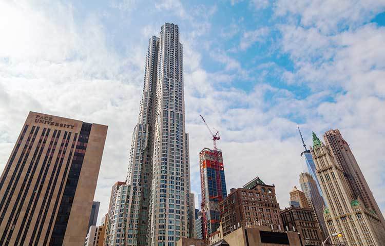 এটি পৃথিবীর সর্বোচ্চ রেসিডেন্টাল ভবন ৮ স্পার্স স্ট্রিট। সুন্দর ভবনটির ডিজাইন করেন ফ্রাঙ্ক গেহরি। আকাশছোঁয়া ভবনটি ৮৯২ ফুট উঁচু।