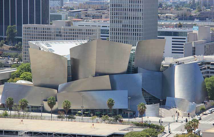 আমেরিকার লস অ্যাঞ্জেলসের দ্য ওয়াল্ট ডিজনি কনসার্ট হলটি ফ্রাঙ্ক গেহরির এক অনন্য স্থাপনা। চোখজুড়ানো ভবনটি স্টেইনলেস স্টিলের তৈরি।