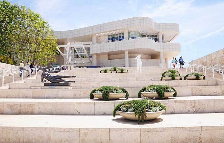 এই স্থাপনাটির নাম হচ্ছে দ্য গেটি সেন্টার। লস অ্যাঞ্জেলসের এই স্থাপনার ডিজাইন করেন রিচার্ড মেইয়ার।