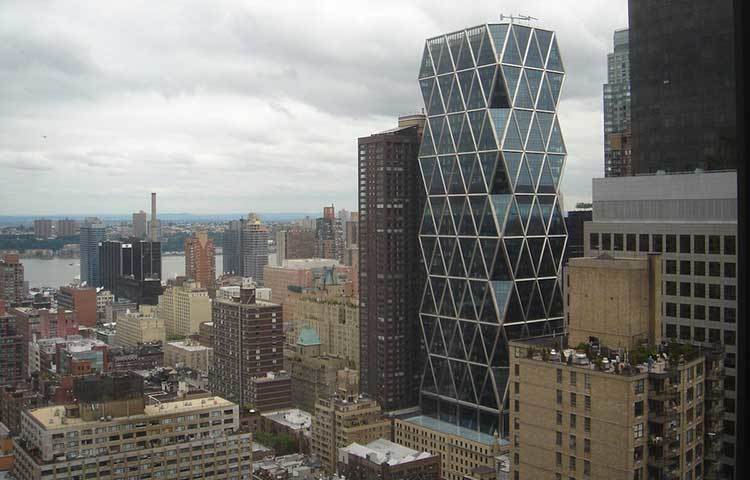 নিউইয়র্ক সিটির এইটথ এভিনিউকে মাথায় রেখে তৈরি করা হয় দ্য হিয়ার্স্ট টাওয়ার।