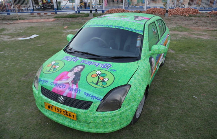 যাদবপুর কেন্দ্রের এবার তৃণমূল প্রার্থী সদ্য রাজনীতিতে আসা অভিনেত্রী মিমি চক্রবর্তী।