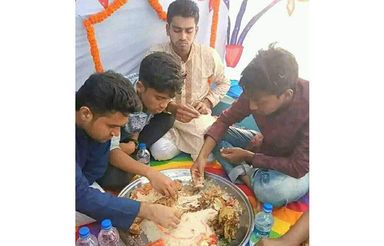 খুলনার খালিশপুরের কাশিপুর মেঘনা অয়েলের কাছে রাজধানী মোড় এলাকায় কনের বাড়িতে বিবাহের এ আনুষ্ঠানিকতা সম্পন্ন হয়।