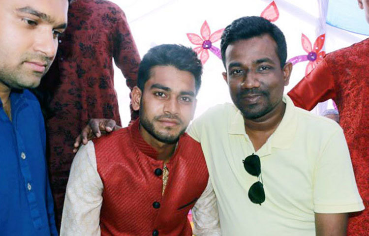 বিয়ের অনুষ্ঠানে স্বজনদের সঙ্গে মিরাজ।