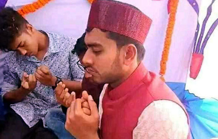 দীর্ঘ ৫ বছরের প্রেমের সম্পর্ক পরিণয় হলো এ বিবাহের মাধ্যমে। কনে খুলনা বিএল কলেজের উচ্চমাধ্যমিক পরীক্ষার্থী। বিয়ে হলেও এখনই কনেকে তুলে নেয়ার আনুষ্ঠানিকতা হচ্ছে না।