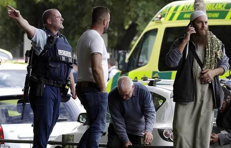 হামলার স্থানে মুহূর্তেই এসে পড়ে পুলিশ। অন্যদিকে স্বজনদের খোঁজ-খবর নিচ্ছেন একজন।