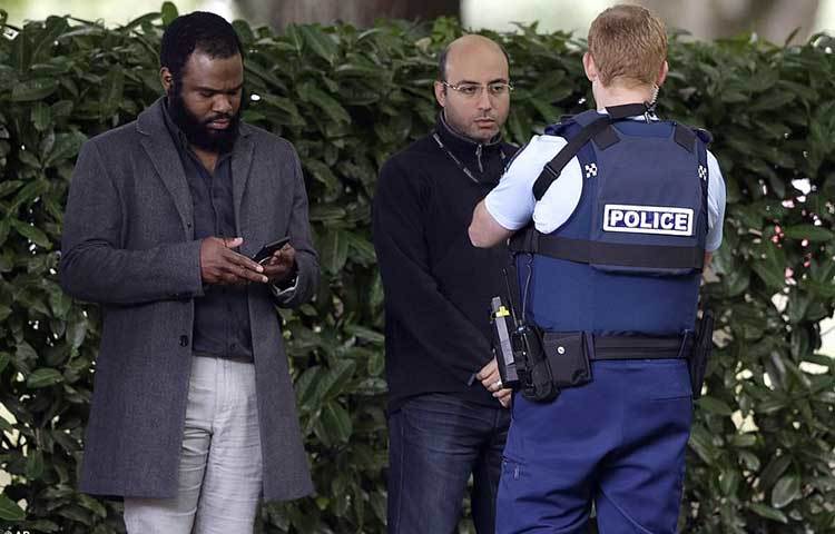 স্বজনদের খোঁজ নিতে এসে পুলিশের সঙ্গে কথা বলছেন দুই ব্যক্তি।