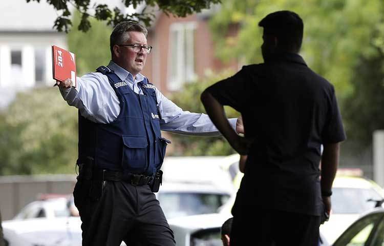 ঘটনাস্থলে সাধারণ মানুষকে যেতে বাঁধা দিচ্ছেন এক পুলিশ সদস্য।