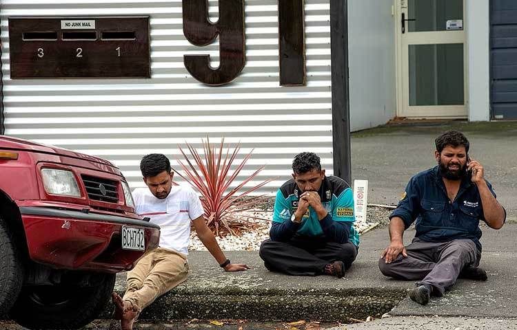 হামলায় আক্রান্তদের স্বজনরা উদ্বিগ্ন হয়ে রাস্তায় বসে পড়েছেন।