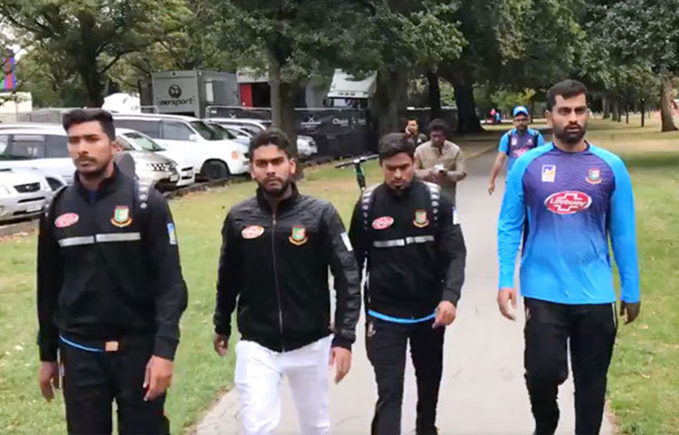 ক্রাইস্টচার্চে অনুশীলন শেষ করে পবিত্র জুমার নামাজ আদায় করতে হাগলি ওভাল স্টেডিয়ামের অদূরবর্তী মসজিদ আল নুরে যাচ্ছিলেন দলের খেলোয়াড়রা। পূর্ব নির্ধারিত সূচি অনুযায়ী স্থানীয় সময় বেলা দেড়টায় মসজিদে থাকার কথা ছিলো বাংলাদেশের ক্রিকেটারদের। কিন্তু অল্পের জন্য বেঁচে গেলেন তারা।