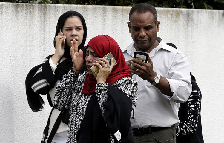 ফোনে স্বজনদের খবর নিচ্ছেন তারা।