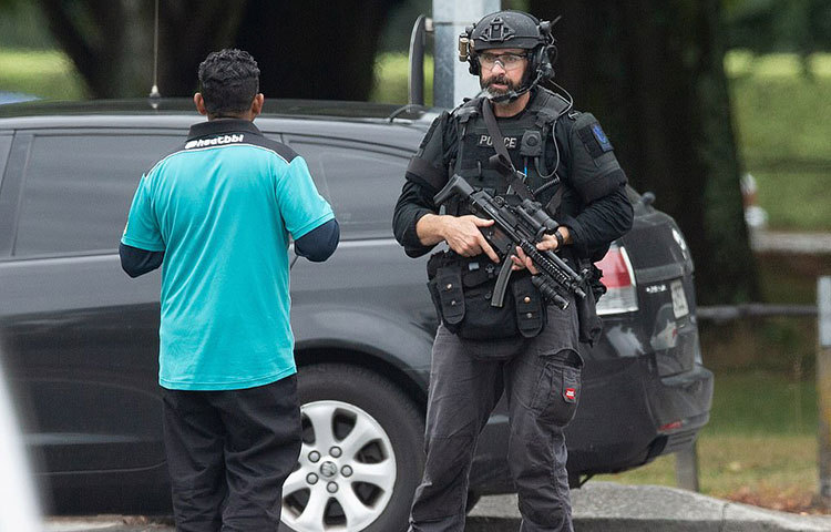 ঘটনাস্থলে পুলিশের সতর্ক পাহারা।