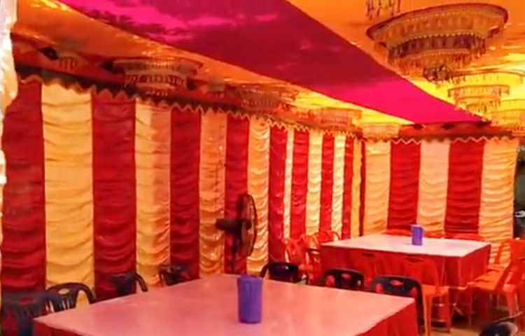 মোস্তাফিজের বিয়েতে আমন্ত্রিত অতিথিদের জন্য সামিয়ানা টাঙিয়ে বসার ব্যবস্থা করা হয়েছে। তবে অনেকটা লুকোচুরি করেই বিয়ে হচ্ছে খ্যাতিমান এই তারকা ক্রিকেটারের।