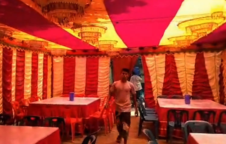 গতকাল সকালে মোস্তাফিজের বিয়ের খবর শোনার পর থেকেই স্বাভাবিকভাবেই ভক্তকুল ও সংবাদকর্মীদের মাঝে আলোড়ন ফেলে এ বিষয়টি। যে কারণে সকাল থেকেই মোস্তাফিজ ও তার শ্বশুরবাড়িতে ভিড় জমাতে থাকে সংবাদকর্মীরা।