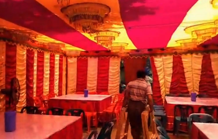 অতিথিদের বরণ করে নেয়ার আয়োজন চলছে।