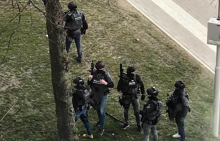 নেদারল্যান্ডসের ইউট্রেখট শহরের বিভিন্ন স্থানে সতর্ক অবস্থানে রয়েছে পুলিশ। ছবি: এএফপি