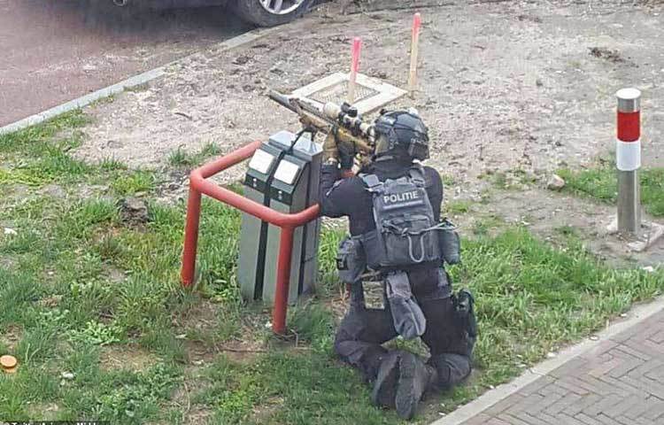 বন্দুক তাক করে সতর্ক অবস্থায় আছে পুলিশ। ছবি: এএফপি