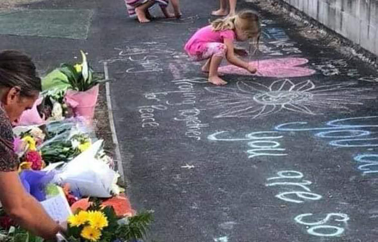নিহতদের স্মরণে ভালোবাসার আলপনা আঁকছে নিউজিল্যান্ডের শিশুরা।
