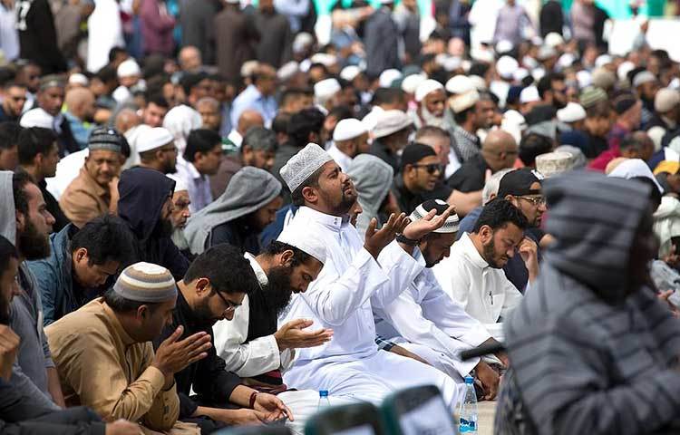 মুসল্লিরা মোনাজাত করছেন।