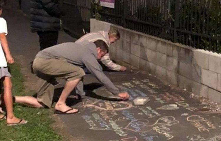 কেউ কেউ নিহতদের স্মরণে রাস্তায় শোকবাণী লিখছেন।
