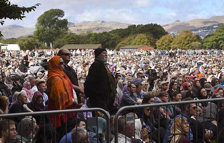 জুমার নামাজের সময় শোক কাছে মুসলমানদের কাছে প্রকাশ করতে এসেছে নিউজিল্যান্ডের অন্যান্য ধর্মের হাজারো মানুষ।