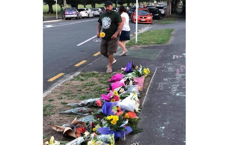 নিহতদের স্মরণে মসজিদের রাস্তার সামনে ভালোবাসার ফুল।