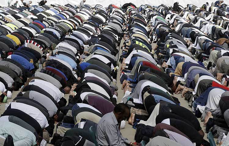 নামাজ আদায় করছেন নিউজিল্যান্ডের মুসলমানরা।