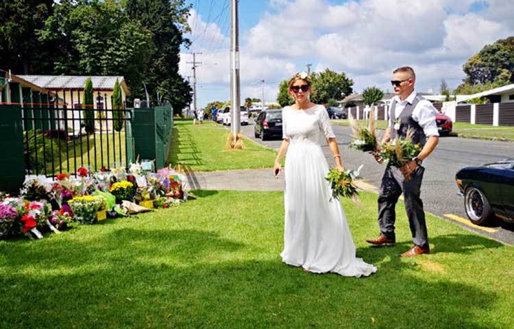 বিয়ের ফুল দিয়ে ক্রাইস্টচার্চের নিহতদের সম্মান জানালেন নিউজিল্যারন্ডে এই নবদম্পতি।