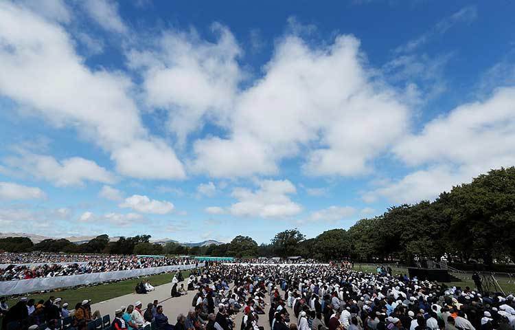মুসলিমদের সঙ্গে সংহতি প্রকাশ করে নিউজিল্যান্ডের স্থানীয় সময় দুপুর দেড়টার দিকে আজান এবং জুমার নামাজ রাষ্ট্রীয় টেলিভিশন এবং রেডিওতে সরাসরি সম্প্রচার করা হয়েছে।