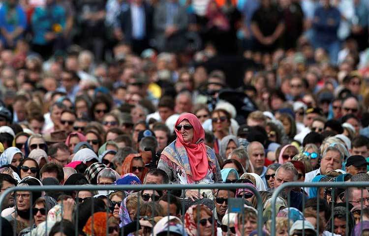 নিহতদের প্রতি সম্মান জানিয়ে দুই মিনিট নিরাবতা পালন করা হয়।