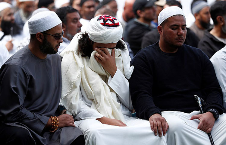 সেদিনের শোক কিছুতেই ভুলতে পারছেন এক মুসল্লি। তাই অঝোরে কাঁদছেন।