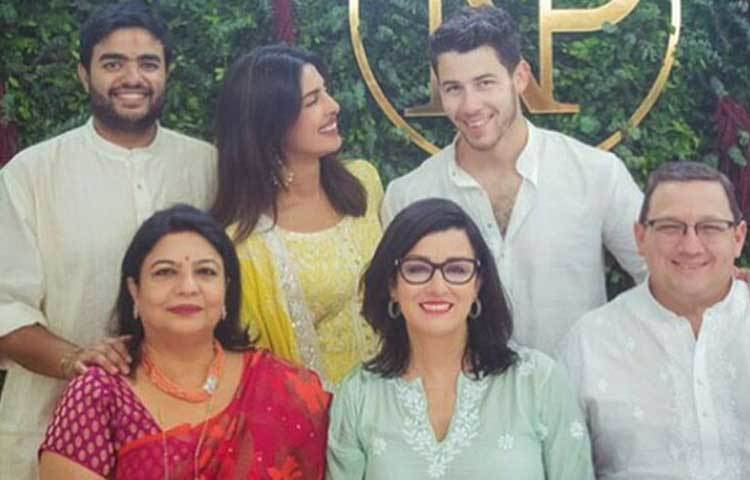 তবে বিয়ে ভাঙা এত সোজা নয়। কারণ, তাড়াহুড়োতে খোরপোষের কোনো চুক্তিই করেননি নিক-প্রিয়াঙ্কা। ফলে বিবাহ বিচ্ছেদ হলে বিশাল আর্থিক ক্ষতিপূরণ দিতে হবে পারে নিক জোনাসকে।