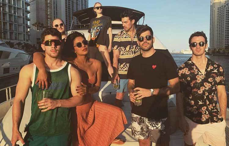 ‘ওকে!’র প্রতিবেদনটি বেদনা দিয়েছে দম্পতির ভক্তদের। প্রিয়াঙ্কা চোপড়ার মুখপাত্র জানিয়েছেন, মায়ামিতে সদ্য ছুটি কাটিয়েছেন দম্পতি। দুজনের ছবি ছড়িয়ে পড়েছে সামাজিক যোগাযোগ মাধ্যমে। পত্রিকার প্রতিবেদনটি সম্পূর্ণ অসত্য ও ভিত্তিহীন। বানানো গল্প ছাড়া আর কিছুই নয়।