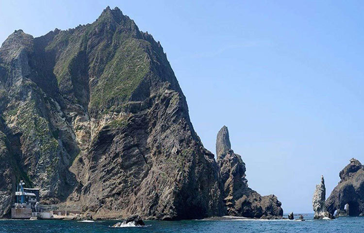 দক্ষিণ কোরিয়ার দখলে থাকলেও জাপানের সঙ্গে এই দ্বীপের মালিকানা নিয়ে বিবাদ রয়েছে গত ৩০০ বছর ধরে। দ্বীপে দক্ষিণ কোরিয়া একটি লাইটহাউসও বানিয়েছে।